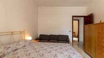 2 bedrooms, iron/ironing board, bed sheets