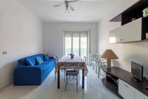 TV - Apartment near the sea with open terrace and balcony (Pozzallo)