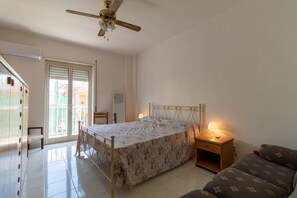 2 bedrooms, iron/ironing board, bed sheets