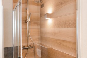 Douche, sèche-cheveux, serviettes fournies
