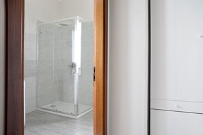 Ducha, artículos de tocador gratuitos, secador de pelo, toallas