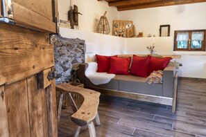 TV, fireplace - Vacation Home 'Ca' de l'Elmo' with Mountain View & Garden (Castello dell'Acqua)