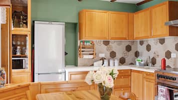 Frigorifero, microonde, forno, piano cottura
