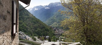 Appartement "Bellavista" avec vue sur les montagnes et jardin.