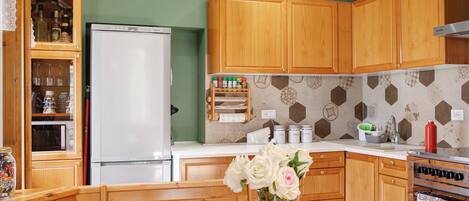 Réfrigérateur, four à micro-ondes, un four, surface de cuisson