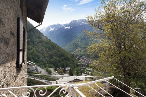 Appartement "Bellavista" avec vue sur les montagnes et jardin.
