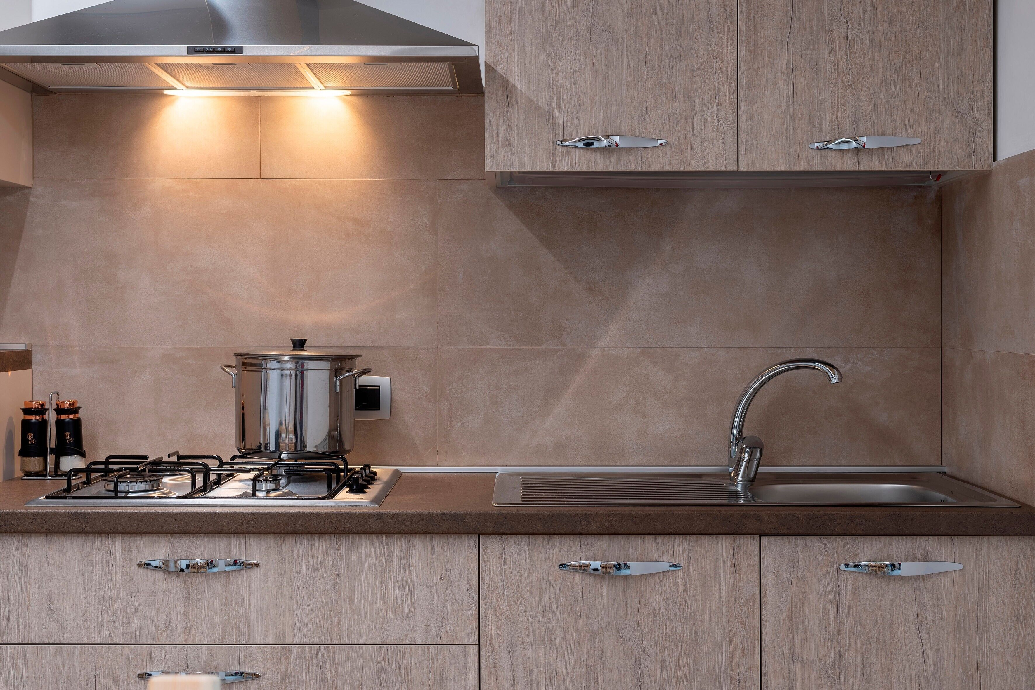 Kühlschrank, Ofen, Herdplatte, Wasserkocher mit Kaffee-/Teezubehör