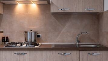 Kühlschrank, Ofen, Herdplatte, Wasserkocher mit Kaffee-/Teezubehör