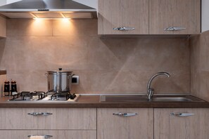 Refrigerador, horno, placa de cocina, cafetera/tetera