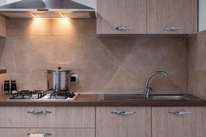 Jääkaappi, uuni, liesi, kahvin-/teenkeitin