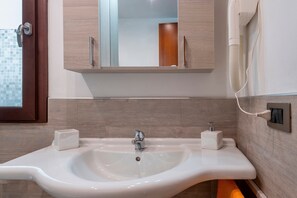 Douche, sèche-cheveux, serviettes fournies