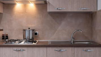 Réfrigérateur, un four, surface de cuisson, cafetière-théière