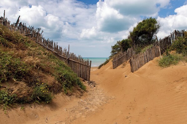 Beach nearby - Villa "Sonia' with Sea View, Pool & Wi-Fi (Santa Maria del Focallo)