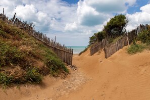 A sandy beach path with wooden fences and sparse vegetation. - Villa "Sonia" with Sea View, Pool and Wi-Fi (Santa Maria del Focallo)
