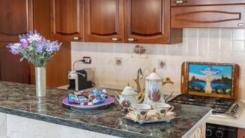 Een koelkast, een oven, een kookplaat, een koffiezetapparaat/waterkoker