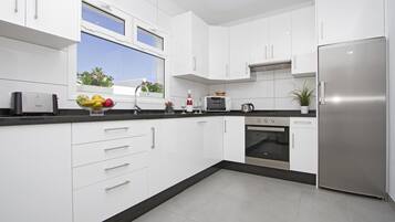 Refrigerador, microondas, horno y parrilla de estufa