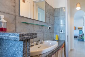 Chuveiro, secador de cabelo, toalhas de banho 