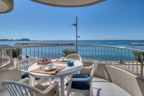 Outdoor dining - Apartment on the First Line of the Beach with Sea View & Terrace (Sant Antoni de Calonge)