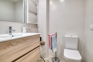 Douche, sĂšche-cheveux, serviettes fournies