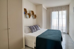 3 bedrooms, free WiFi, bed sheets - Apartment on the First Line of the Beach with Sea View & Terrace (Sant Antoni de Calonge)