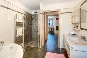 Badewanne, Haartrockner, Handtücher