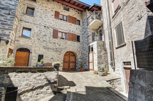 Apartment 'La Maison du Bonheur Grosio' with Balconies & Wi-Fi