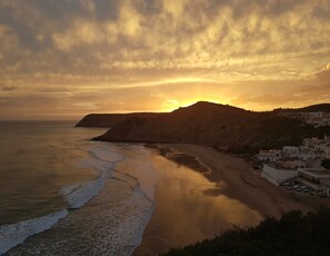 On the beach - Apartment "Casa da Praia 1" with Sea View, Balcony & Wi-Fi (Budens)