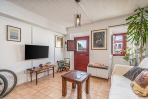 TV - Holiday Home "Casa da Praia 2" with Sea View, Terrace & Wi-Fi (Budens)