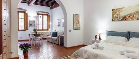 Iron/ironing board, WiFi, bed sheets