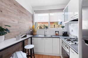 Fridge, microwave, oven, stovetop - Hidden Cozy Gem In Caulfield North (Caulfield North)