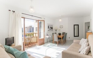 Een smart-tv en boeken