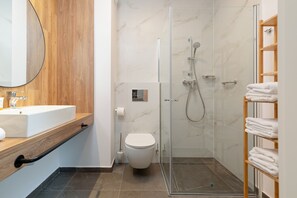 Dusche, Handtücher, Shampoo
