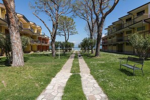 Property grounds - Il Professore: front lake apartment (Manerba del Garda)
