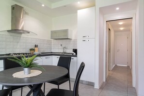 Fridge, oven, dishwasher, coffee/tea maker