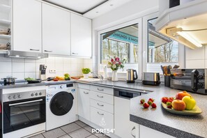 Kühlschrank, Mikrowelle, Ofen, Herdplatte