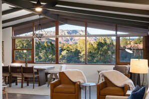 Smart-TV, peis og bøker