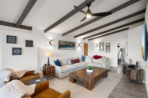 Smart-TV, peis og bøker