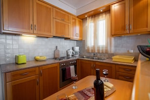 Full-sized fridge, oven, stovetop, coffee/tea maker