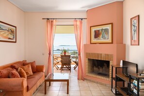 Apartment, Meerblick | Wohnzimmer | Fernseher, Kamin