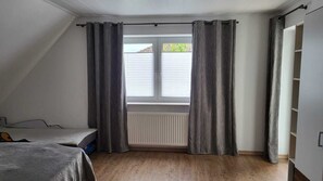 2 bedrooms, desk, WiFi, bed sheets - Spacious, child-friendly vacation apartment in the quiet Weser valley (Wesertal)
