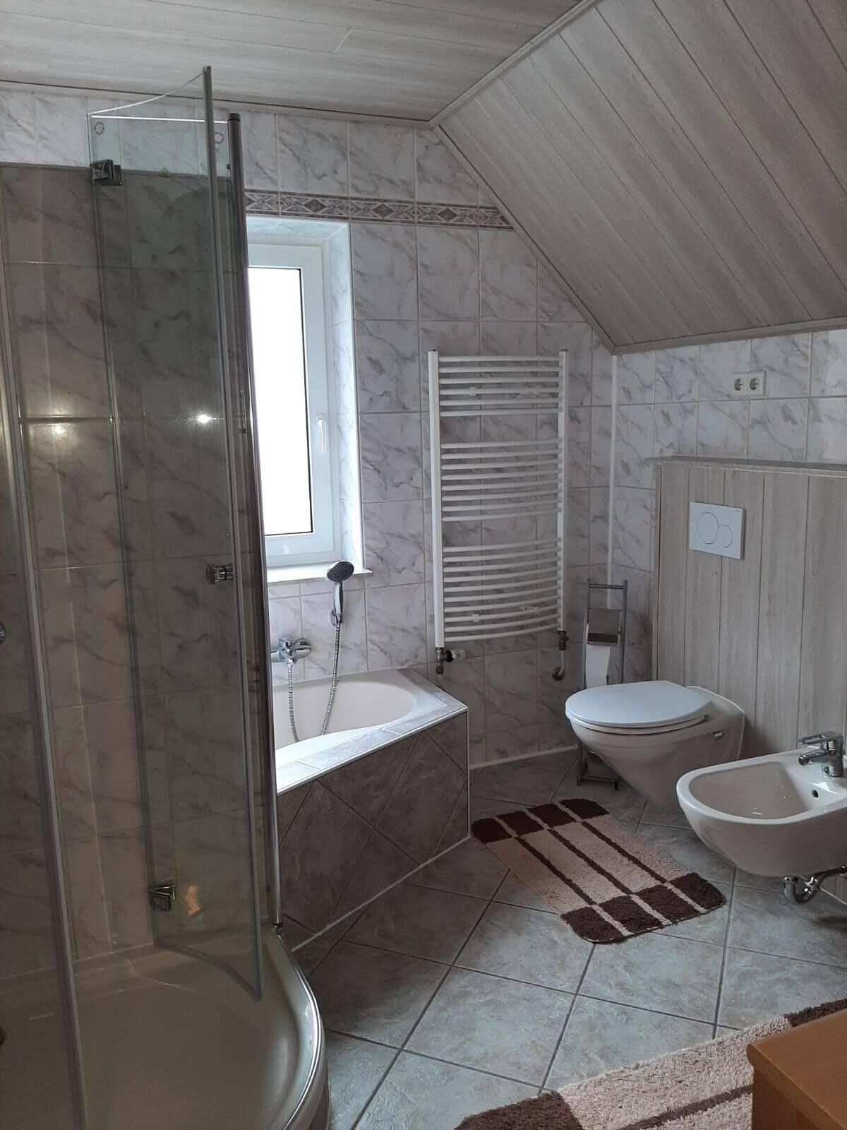 Badewanne, Haartrockner, Bidet, Handtücher
