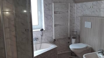 Badewanne, Haartrockner, Bidet, Handtücher
