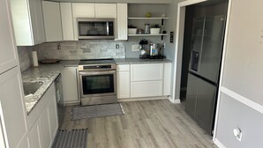 Microwave, oven, stovetop, dishwasher - Lake House in Virginia Beach (Norfolk)