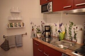 Kjøleskap, mikrobølgeovn, ovn og kokeplater