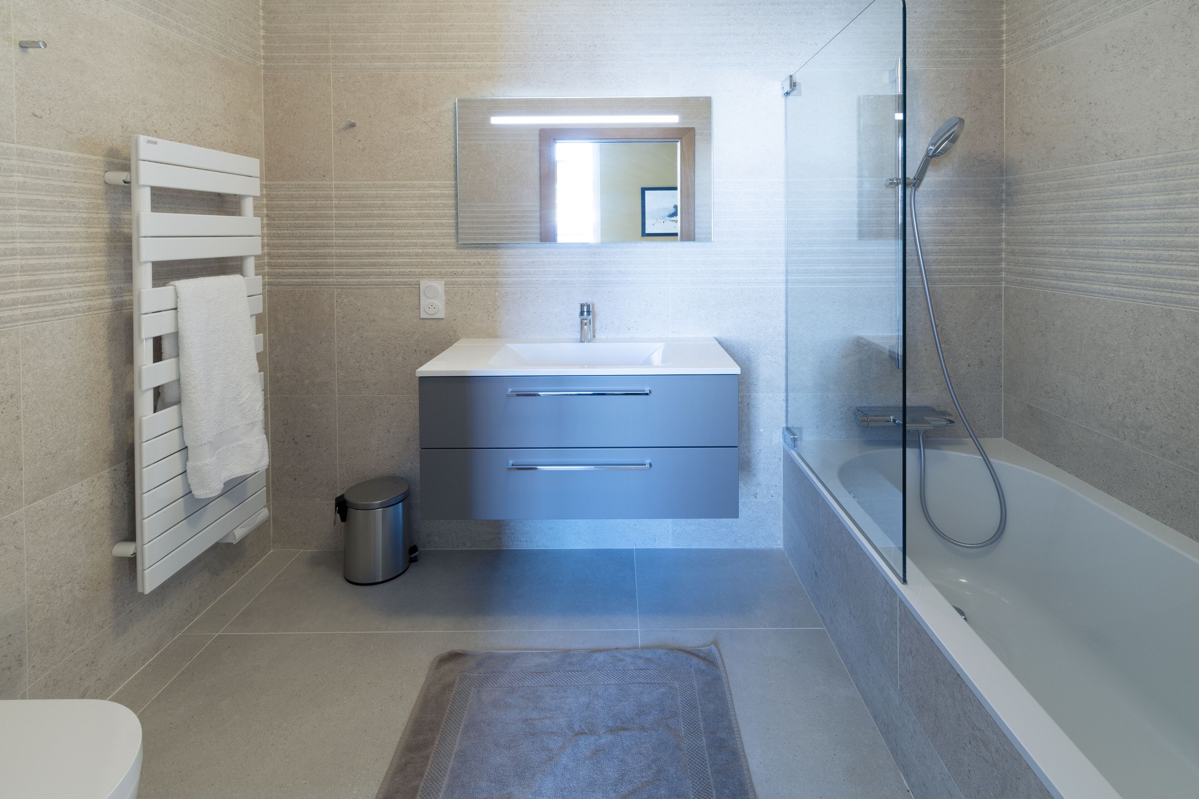 Badewanne, Haartrockner, Handtücher