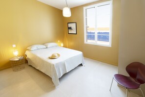 5 chambres, fer et planche à repasser, lit de bébé portatif