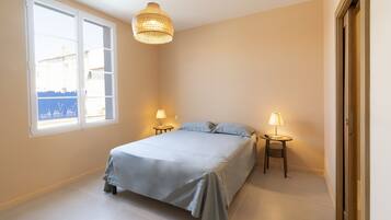 5 slaapkamers, een strijkplank/strijkijzer, reisbedje, gratis wifi