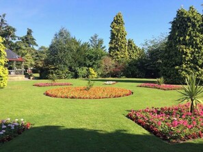 Property grounds - Superb, central location, comfortable and spacious home for 8, 4 bedrms/2 baths (Inverness)