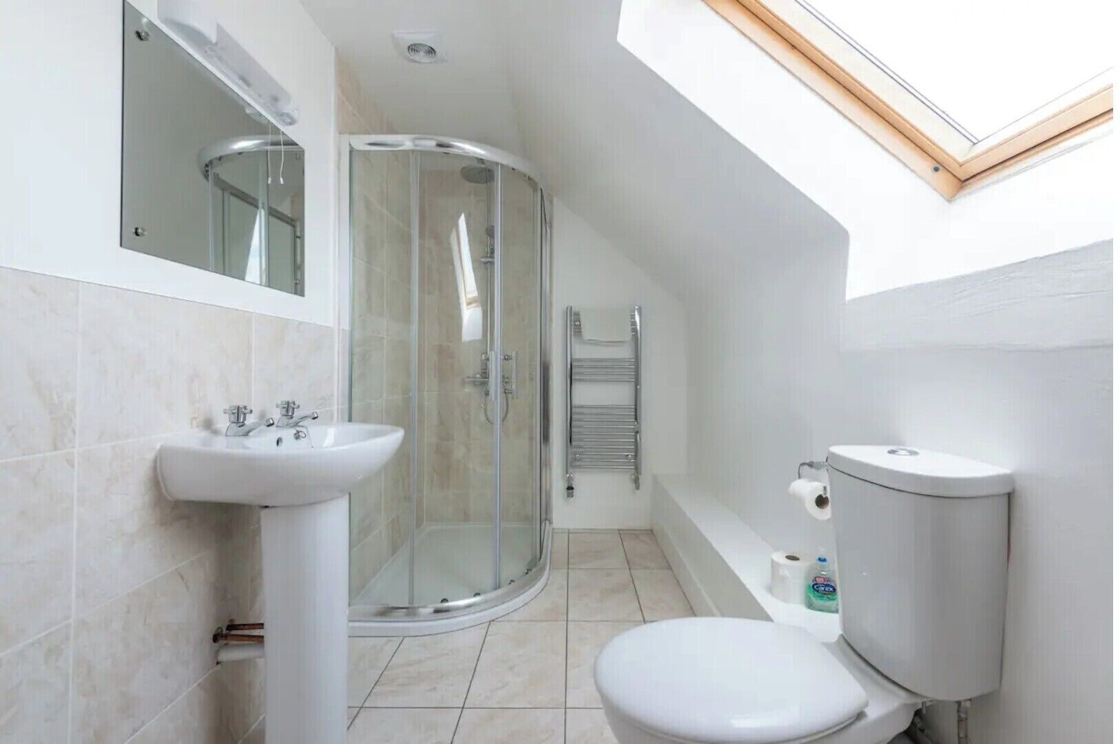 Une salle de bain moderne avec une douche à parois de verre, un lavabo et des toilettes.