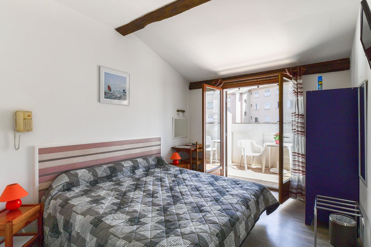 Double Room with terrace | WiFi (free), bed sheets